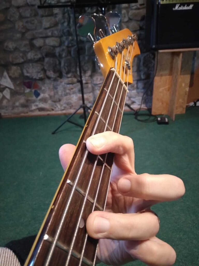 hammer on su corde a vuoto