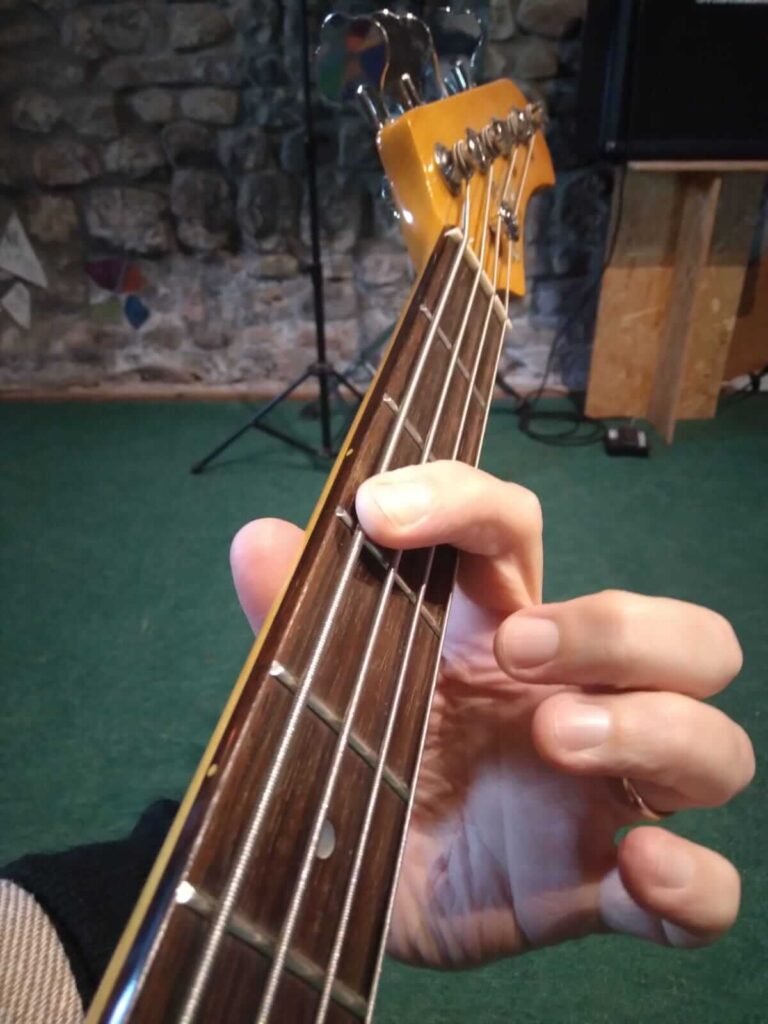 hammer on su corde a vuoto